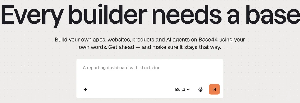 Base44のトップ画面。「Every builder needs a base」の見出しの下に「自分の言葉でアプリ・Webサイト・プロダクト・AIエージェントを作れる」という説明と、作りたいものを入力するプロンプト欄（「A reporting dashboard with charts for...」）＋Buildボタンが置かれている