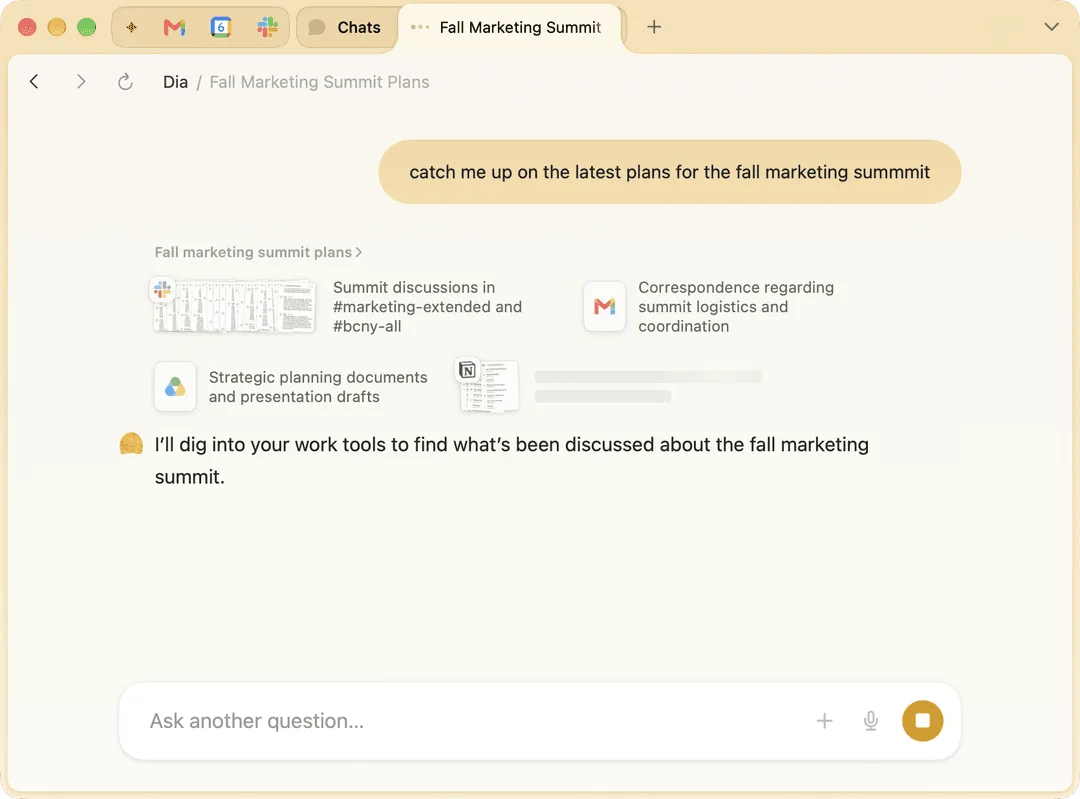 Diaのチャット画面。「秋のマーケティングサミットの最新の計画を教えて」という依頼に対し、Slackのやり取りや計画書・資料の下書きを参照しながら答えている