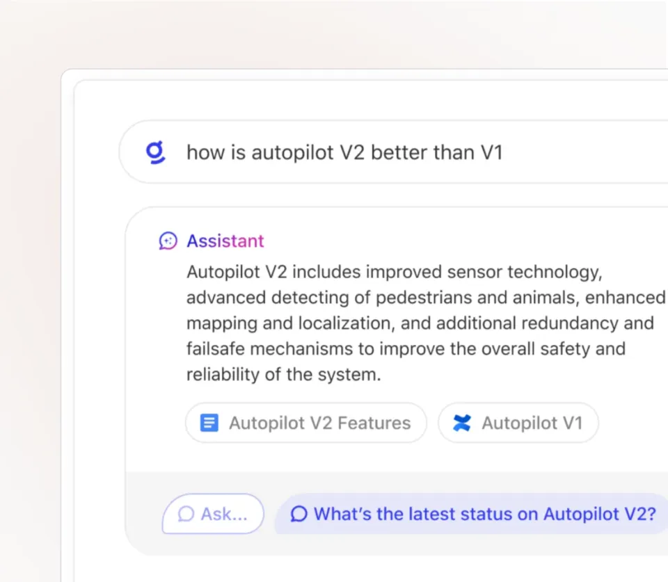 Glean Assistant の回答画面のイメージ。製品の新旧バージョンの違いを質問すると、Assistant が回答し、根拠となる社内資料2件を下に示している