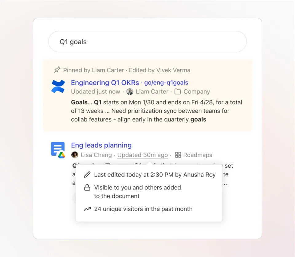 Glean Search の検索結果画面のイメージ。「Q1 goals」の検索で、ピン留めされた Confluence の OKR ページと Google ドキュメントが並び、最終更新者・閲覧できる範囲・過去1か月の閲覧者数が表示されている