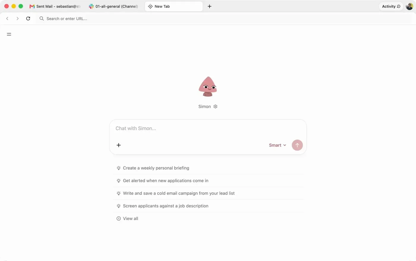 Strawberry的新标签页。中央是名为"Simon"的companion角色和聊天输入框,下方列出"创建每周个人简报""有新的应聘时通知我""根据潜在客户列表撰写并保存开发信""对照职位描述筛选应聘者"等建议