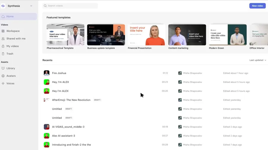Synthesia のホーム画面。左に Workspace／My videos／Avatars／Voices のナビ、上部にテンプレート（Pharmaceutical・Business update 等）、下に作成済み動画のリストが並ぶ