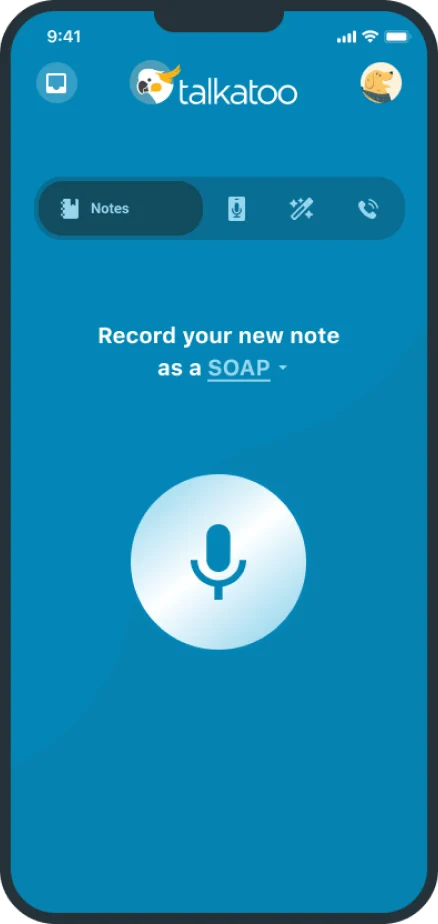 Talkatoo のモバイルアプリ画面。上部にNotes/音声入力/AIアシスタント/通話のタブ、中央に「Record your new note as a SOAP（新しいノートをSOAP形式で録音）」の表示と大きなマイクボタンがある